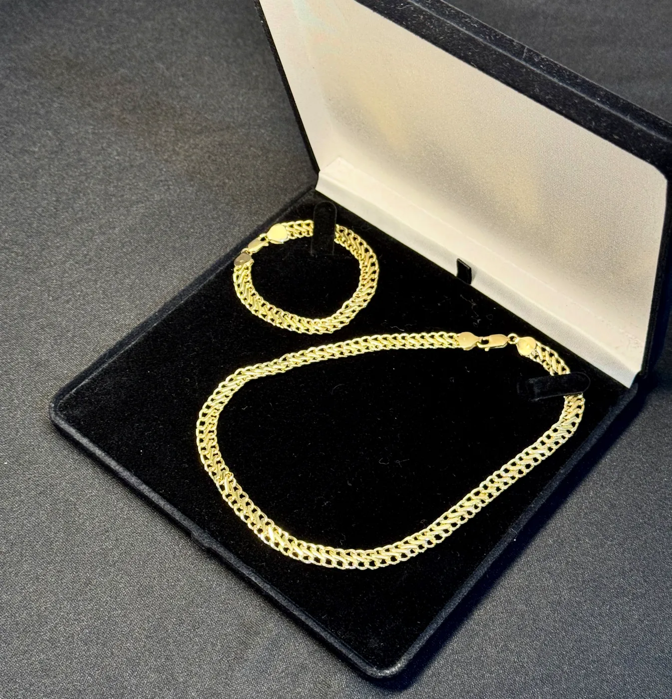 Gargantilha e pulseira de ouro na caixa