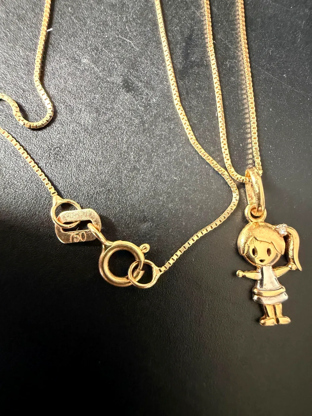 Correntinha infantil com pingente de menina